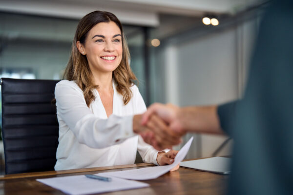 Incontro professionale nel marketing immobiliare per essere scelti prima del contatto