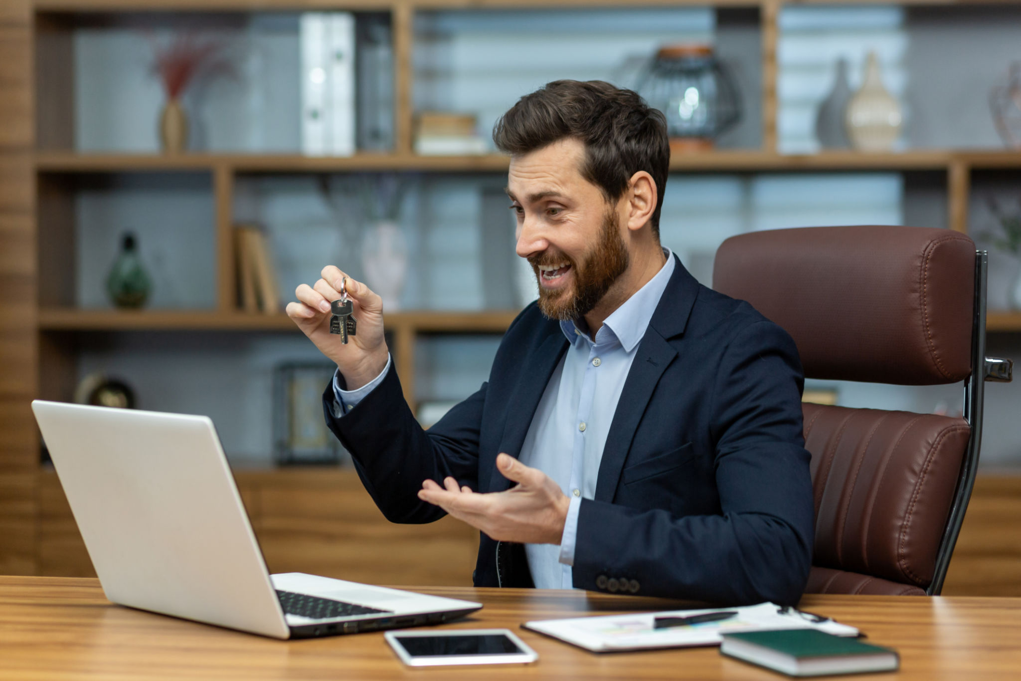 Agente immobiliare in videocall