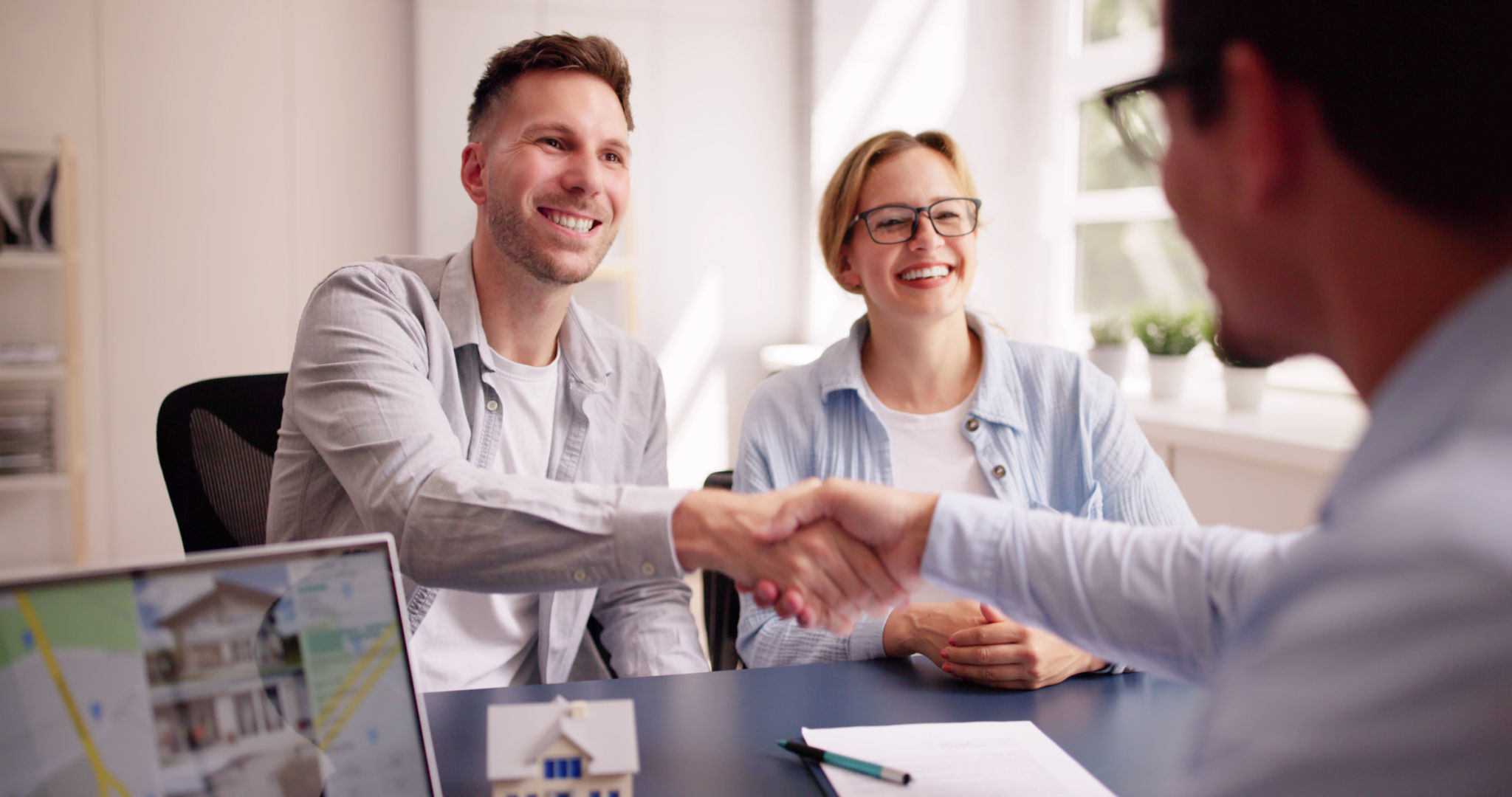 Agente immobiliare che incontra venditori qualificati grazie a strategie di marketing immobiliare