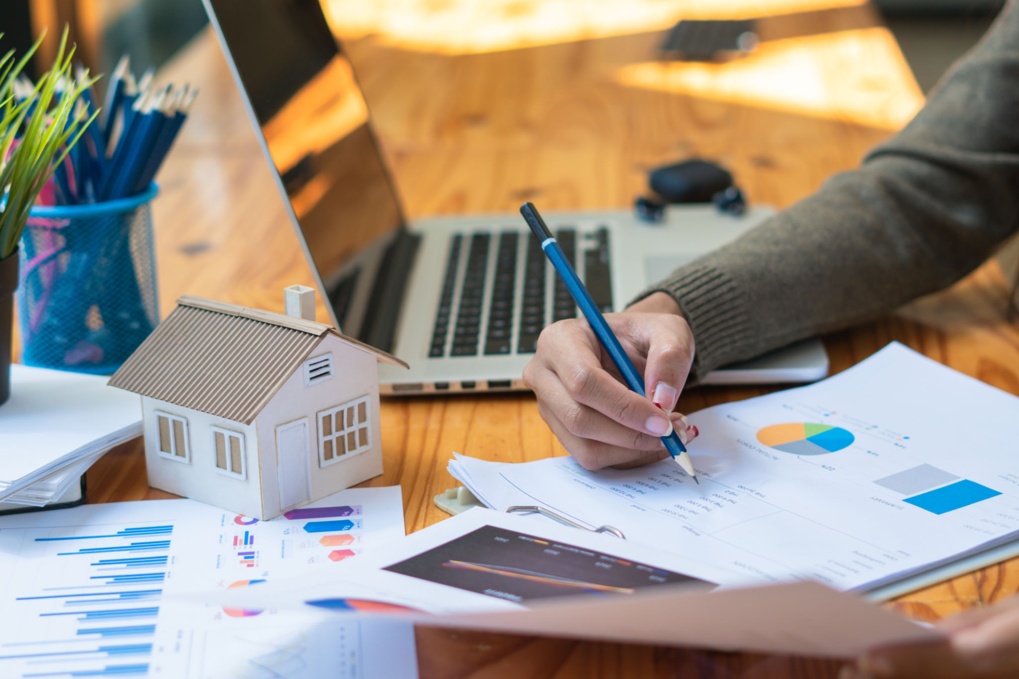 Consulente di marketing immobiliare che analizza dati
