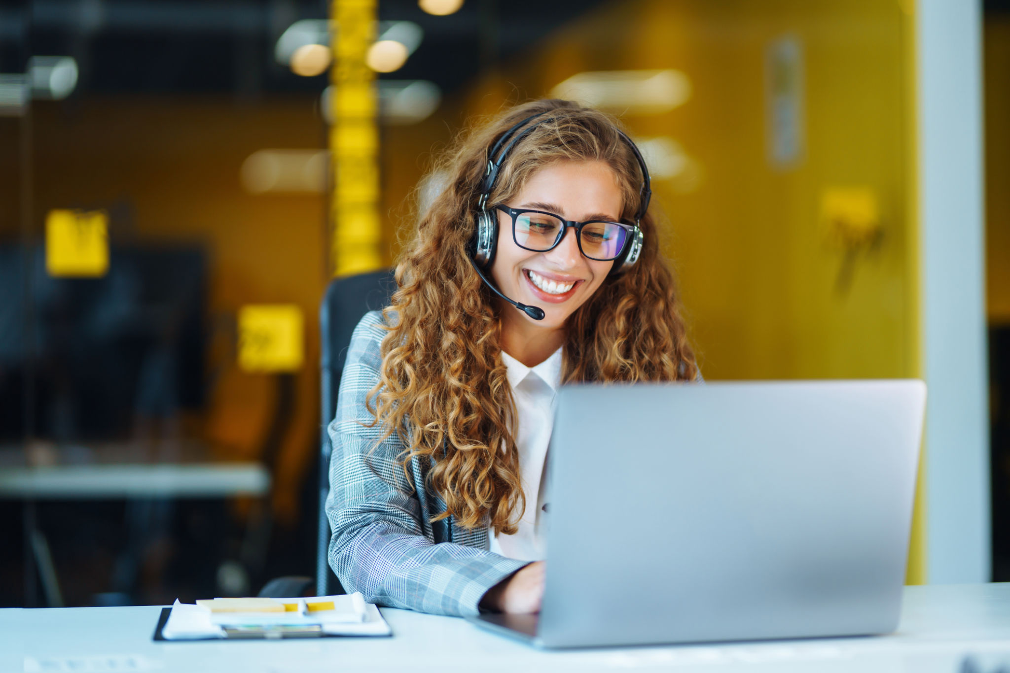 Consulente SB Advertising che pianifica una strategia di marketing immobiliare
