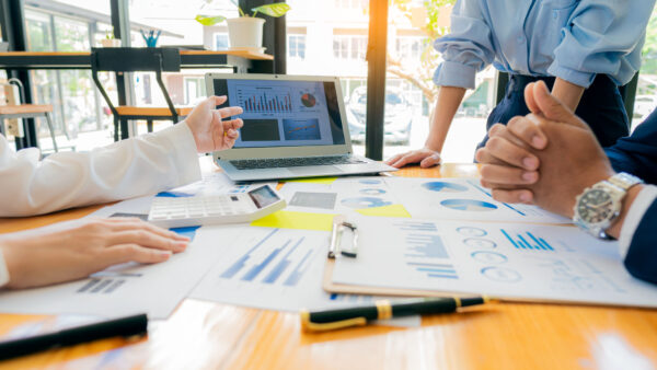 Strategia di marketing immobiliare discussa tra agenti per ottenere più incarichi da venditori motivati