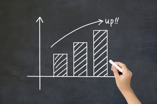 alt="Grafico di crescita per strategie di marketing immobiliare efficaci"