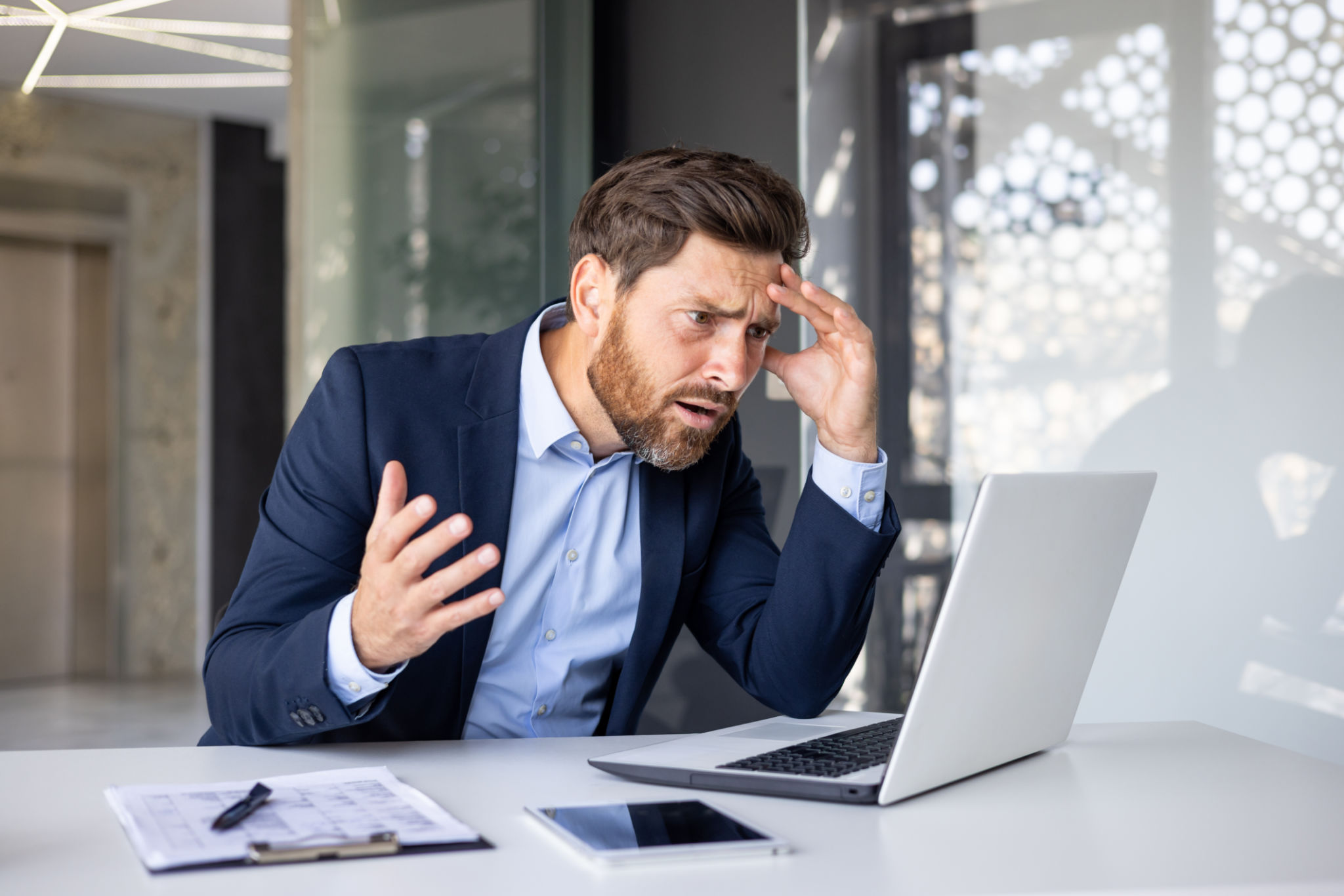 Agente immobiliare frustrato a causa di annunci inefficaci e marketing immobiliare sbagliato