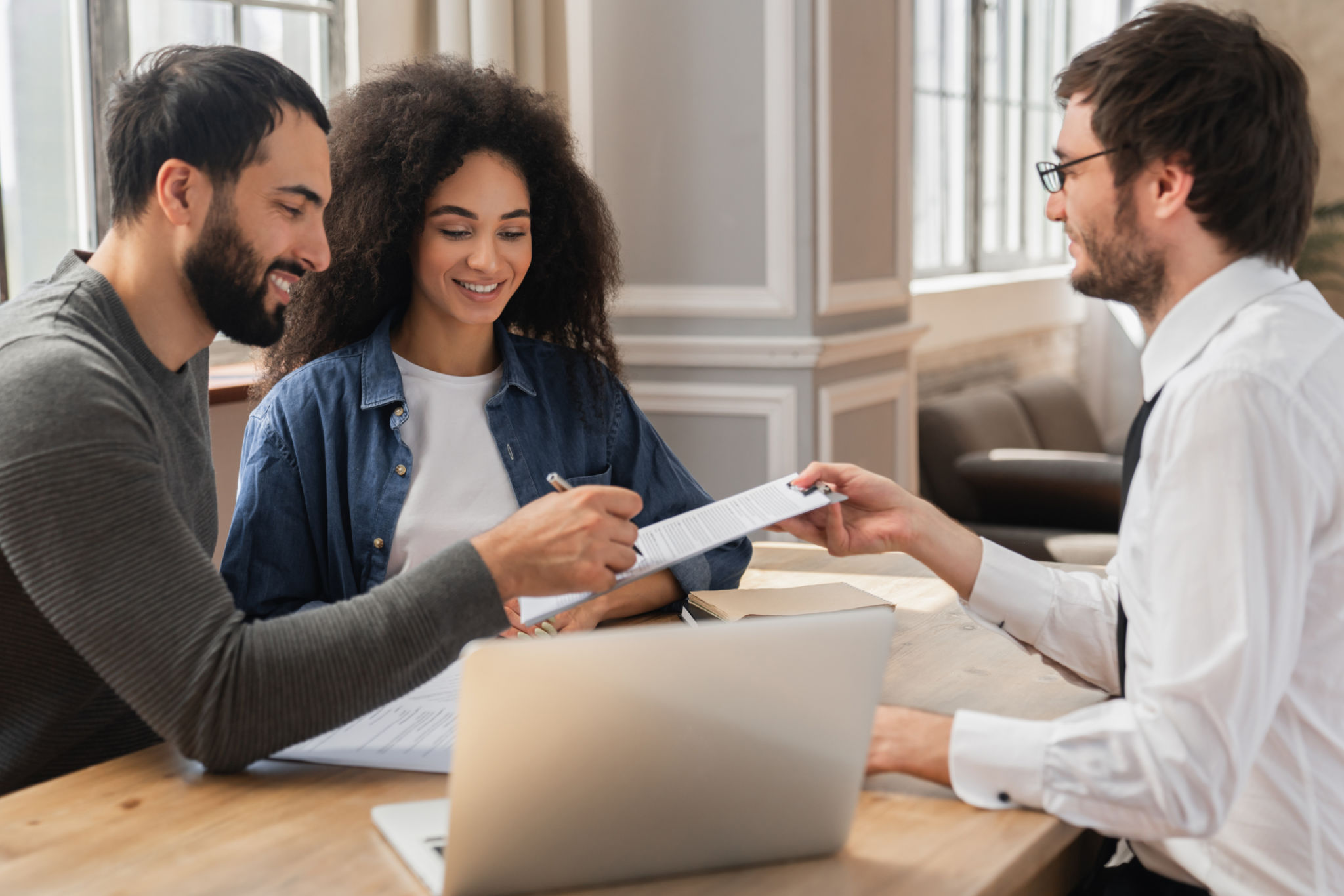 Firma di un incarico concluso grazie al marketing immobiliare