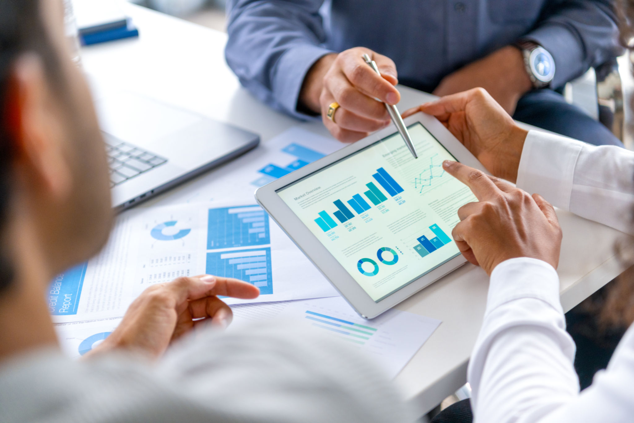immobiliare visualizza su tablet dati di marketing e performance per ottimizzare le strategie immobiliari
