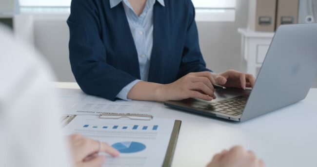 agente immobiliare analizza qualità dei lead con grafici marketing immobiliare