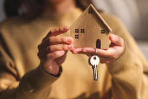 Venditore che consegna le chiavi dopo aver scelto l'agente immobiliare giusto