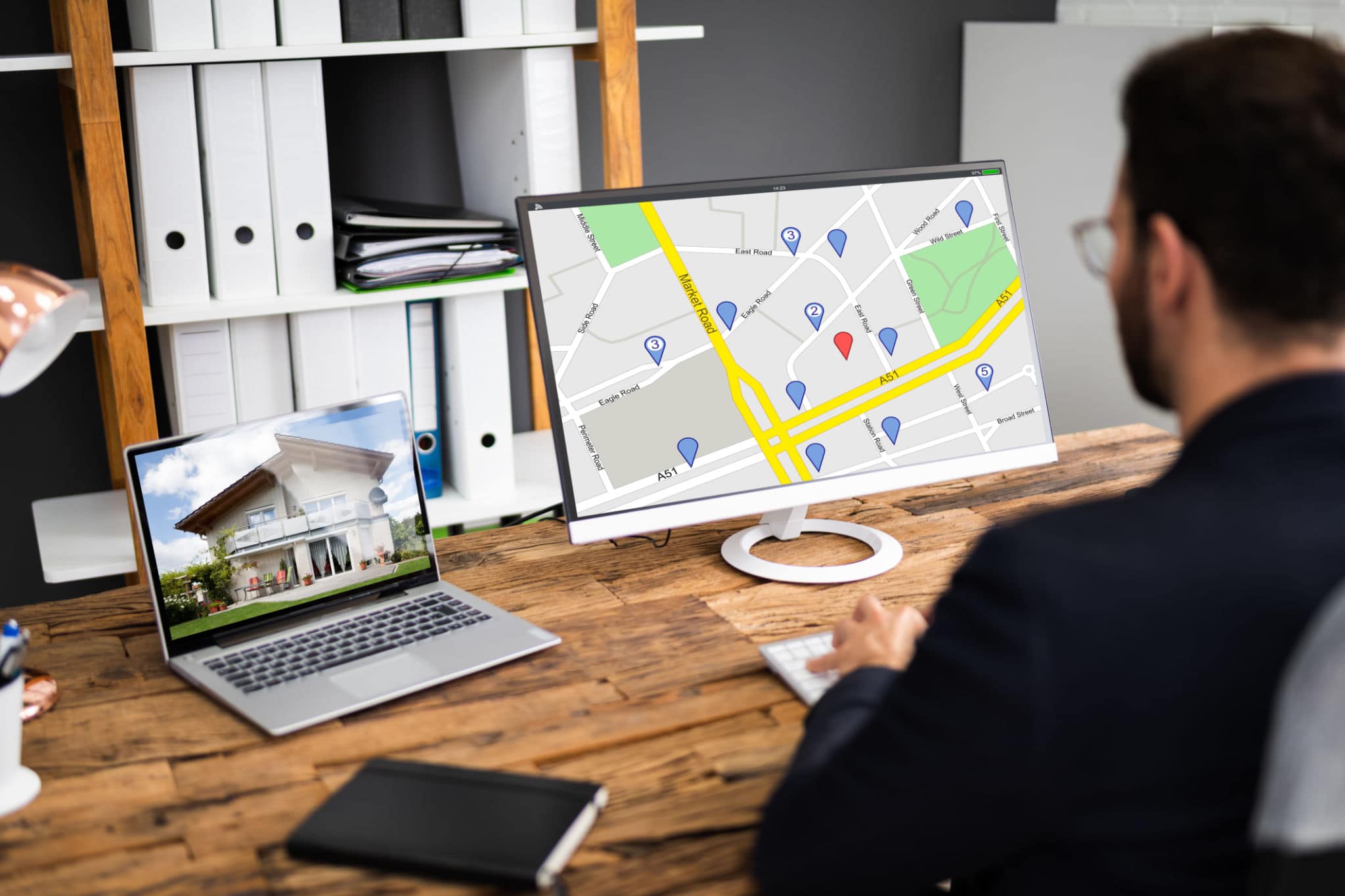 lead generation immobiliare: agente che pianifica campagne e target