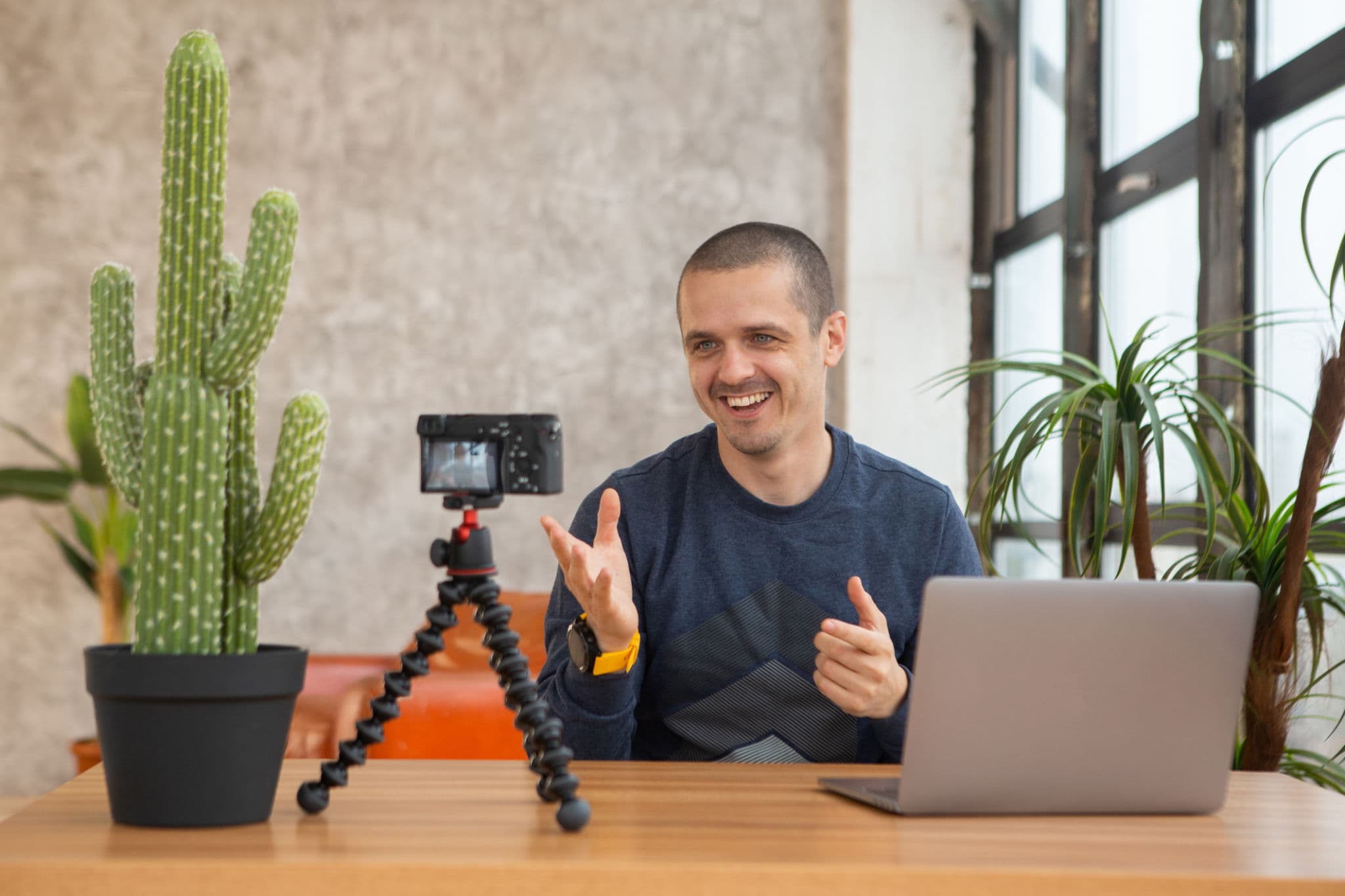 Agente immobiliare che registra un video marketing immobiliare con smartphone