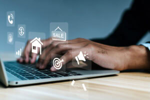Strategia di marketing immobiliare digitale con icone di casa e comunicazione online