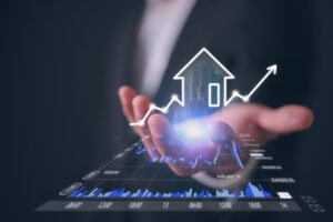 Tecnologia immobiliare 2025 con agente che utilizza tablet e strumenti digitali per attrarre venditori