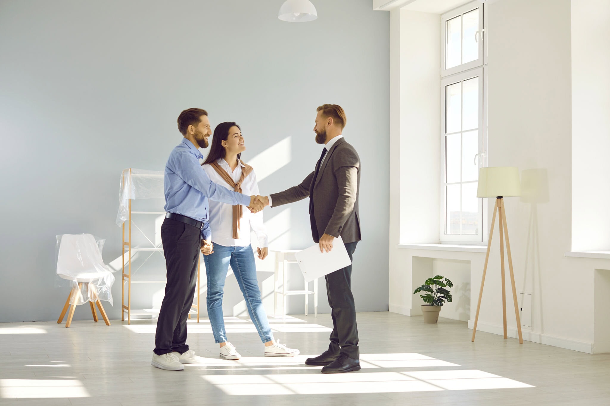 Agente immobiliare stringe la mano dopo aver aumentato il portfolio immobili