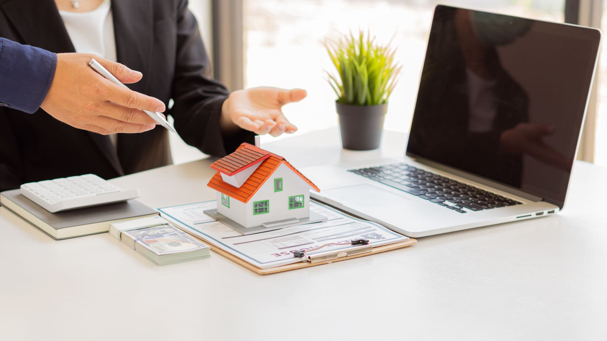 Agente immobiliare mostra un portfolio immobili digitale