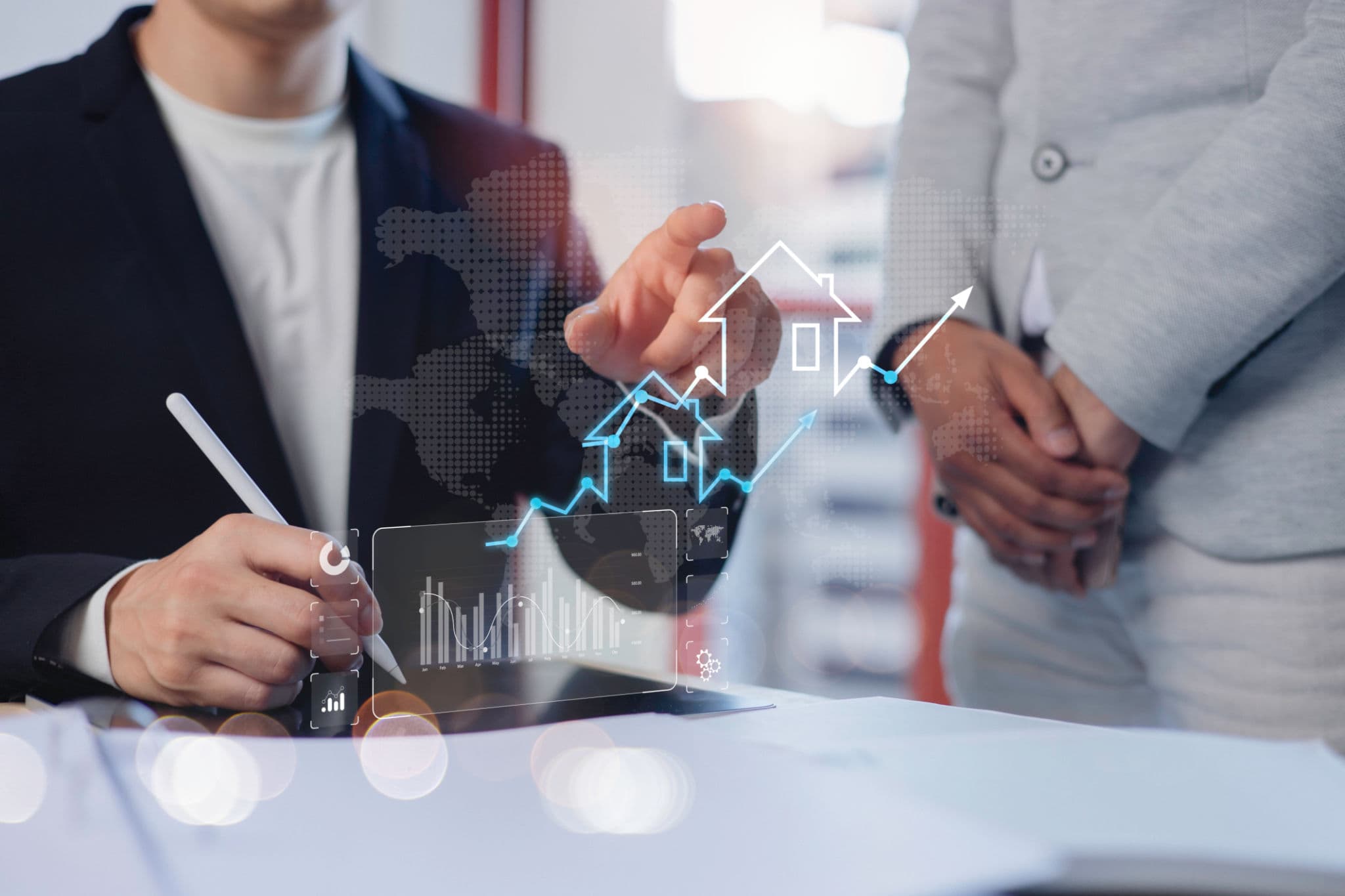 Analisi dati portali immobiliari e lead non qualificati Agenti immobiliari analizzano grafici digitali e dati dei portali per migliorare la qualità dei lead