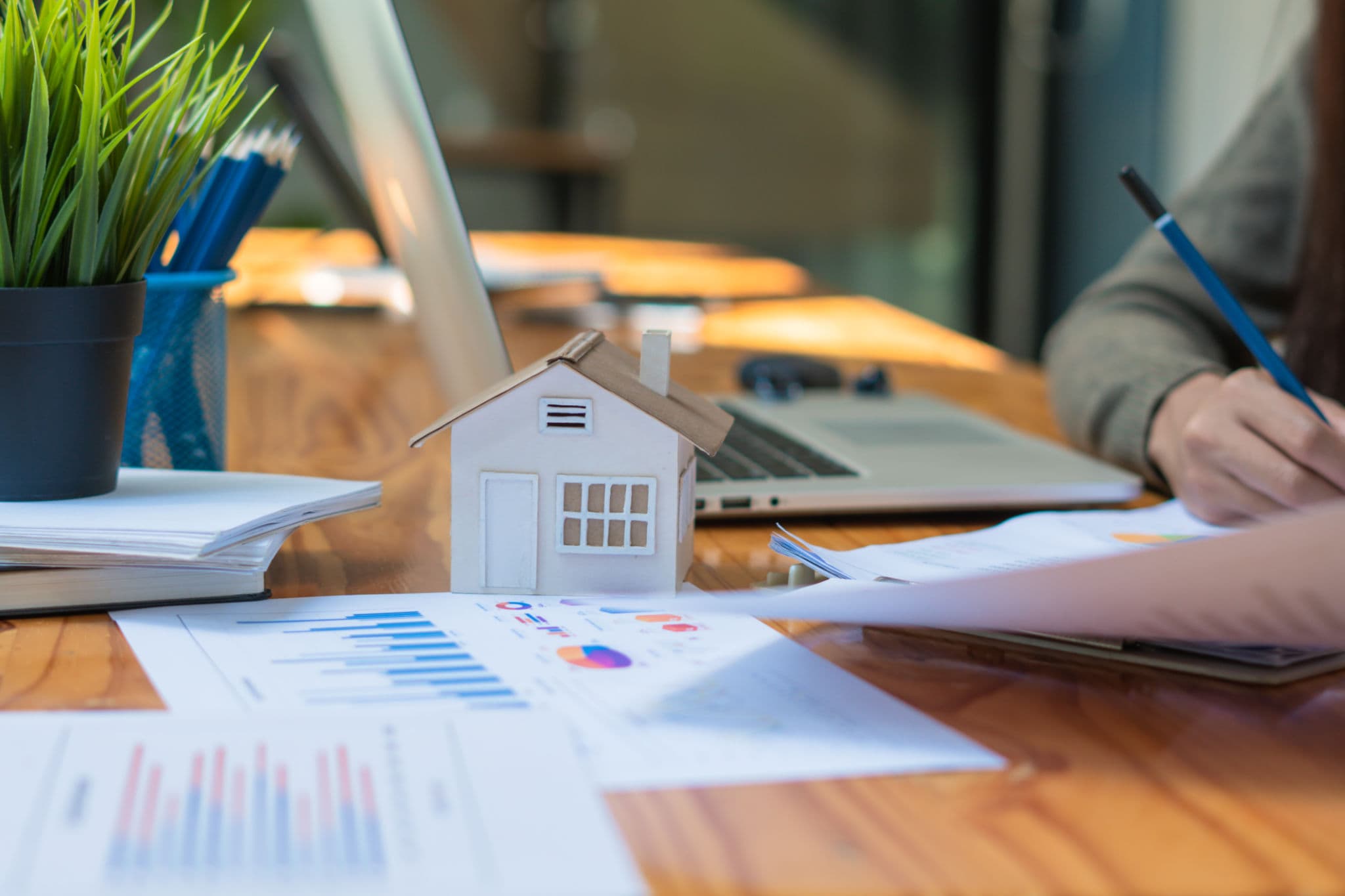 Strategia marketing immobiliare con analisi dati e firma di incarichi