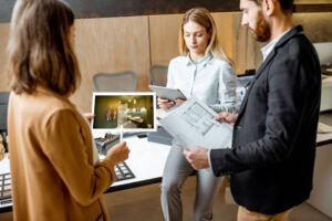agente immobiliare presenta strategia di comunicazione visiva ai clienti con grafici e immagini professionali