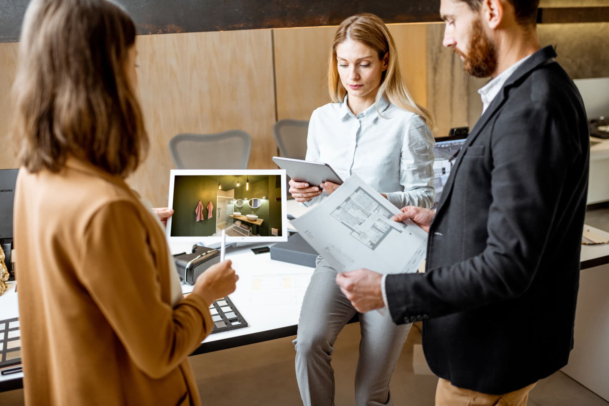 Comunicazione Visiva Immobiliare – Strategie Professionali per Ispirare Fiducia agente immobiliare presenta strategia di comunicazione visiva ai clienti con grafici e immagini professionali