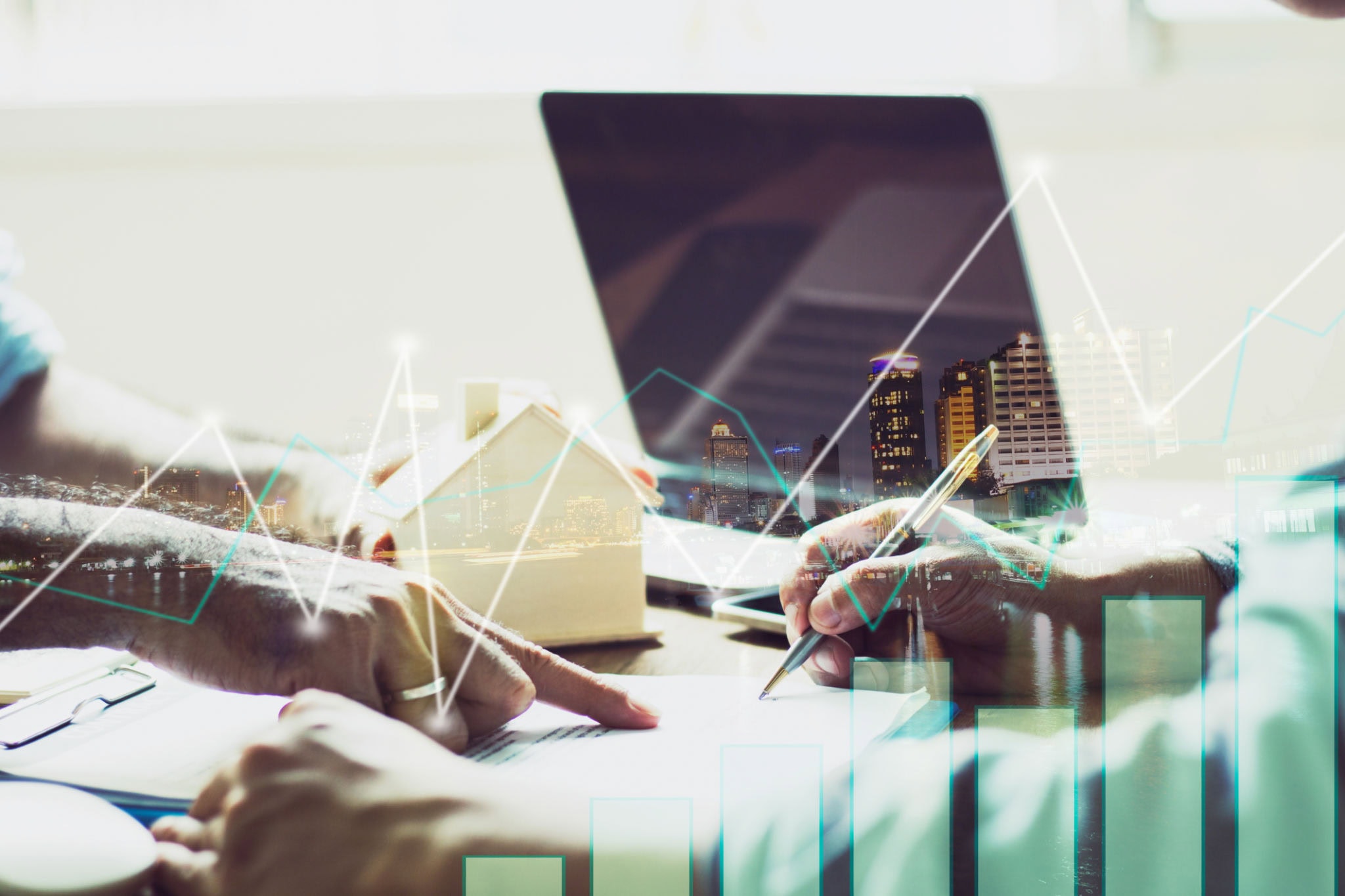 Analisi Budget Marketing Immobiliare 2025 – Pianificazione Investimenti Analisi budget marketing immobiliare 2025 su laptop e grafici digitali