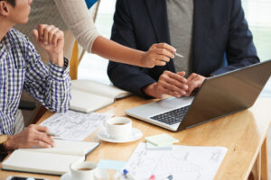 agente immobiliare stringe la mano a un cliente durante una presentazione strategica di brand