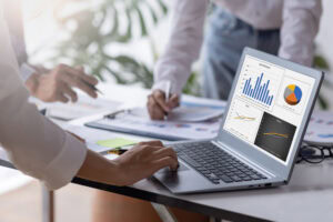 Budget marketing immobiliare 2025 con analisi grafici ROI e pianificazione campagne per agenzie immobiliari