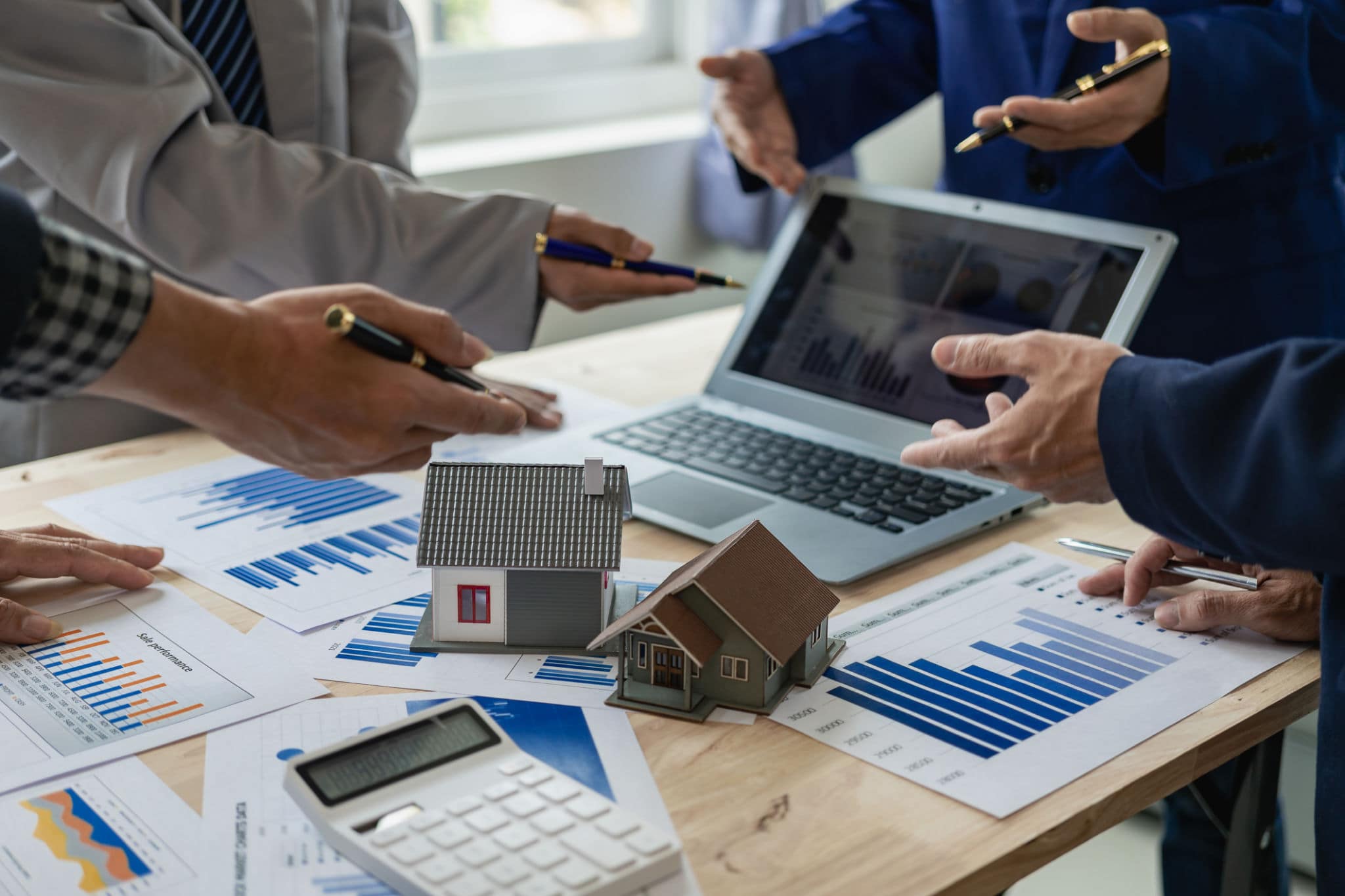 Budget Marketing Immobiliare 2025 – Analisi Investimenti e ROI Budget marketing immobiliare 2025 con grafici di investimento e ROI