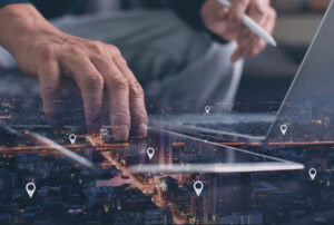 Strategia di content marketing immobiliare locale su tablet con mappa digitale e punti di geolocalizzazione