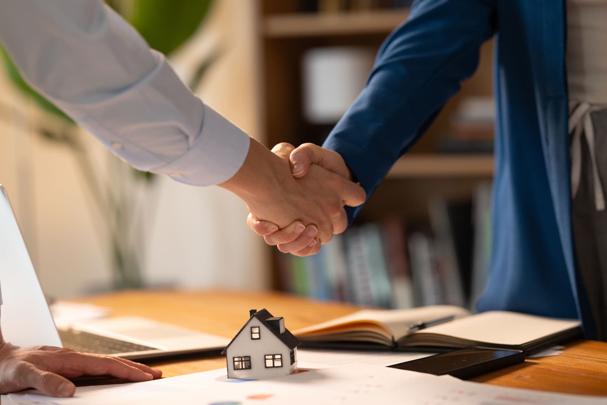 Fiducia marketing immobiliare – costruire relazioni e autorevolezza fiducia marketing immobiliare agente e cliente si stringono la mano