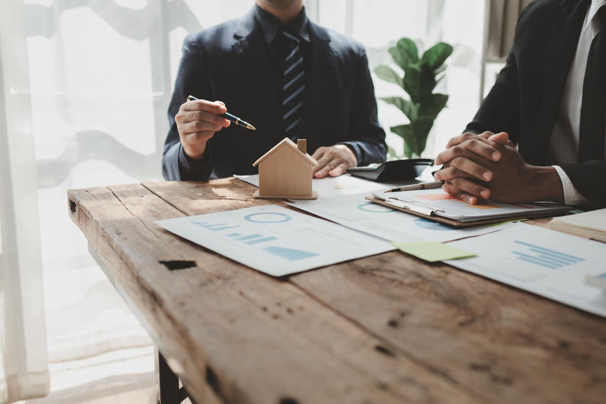 Costruire fiducia nel marketing immobiliare attraverso relazioni e coerenza fiducia marketing immobiliare consulenza clienti in ufficio luminoso