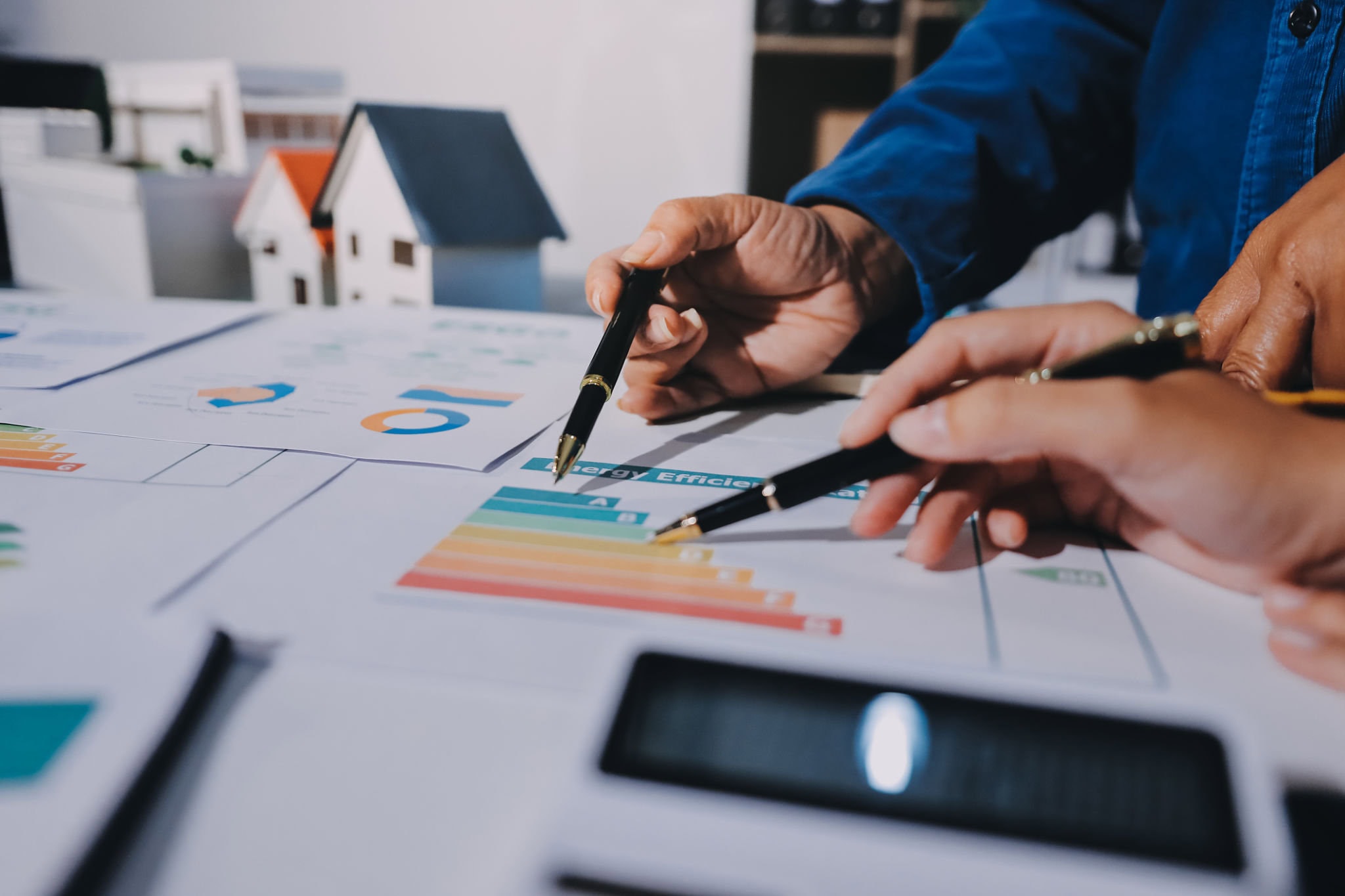 Pianificazione Strategica Budget Marketing Immobiliare 2025 Pianificazione budget marketing immobiliare 2025 con dashboard digitale