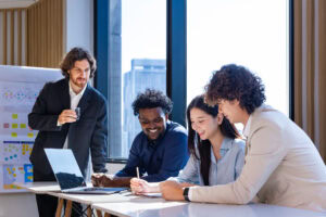 Team di professionisti che pianifica il piano marketing immobiliare 2025 in ufficio