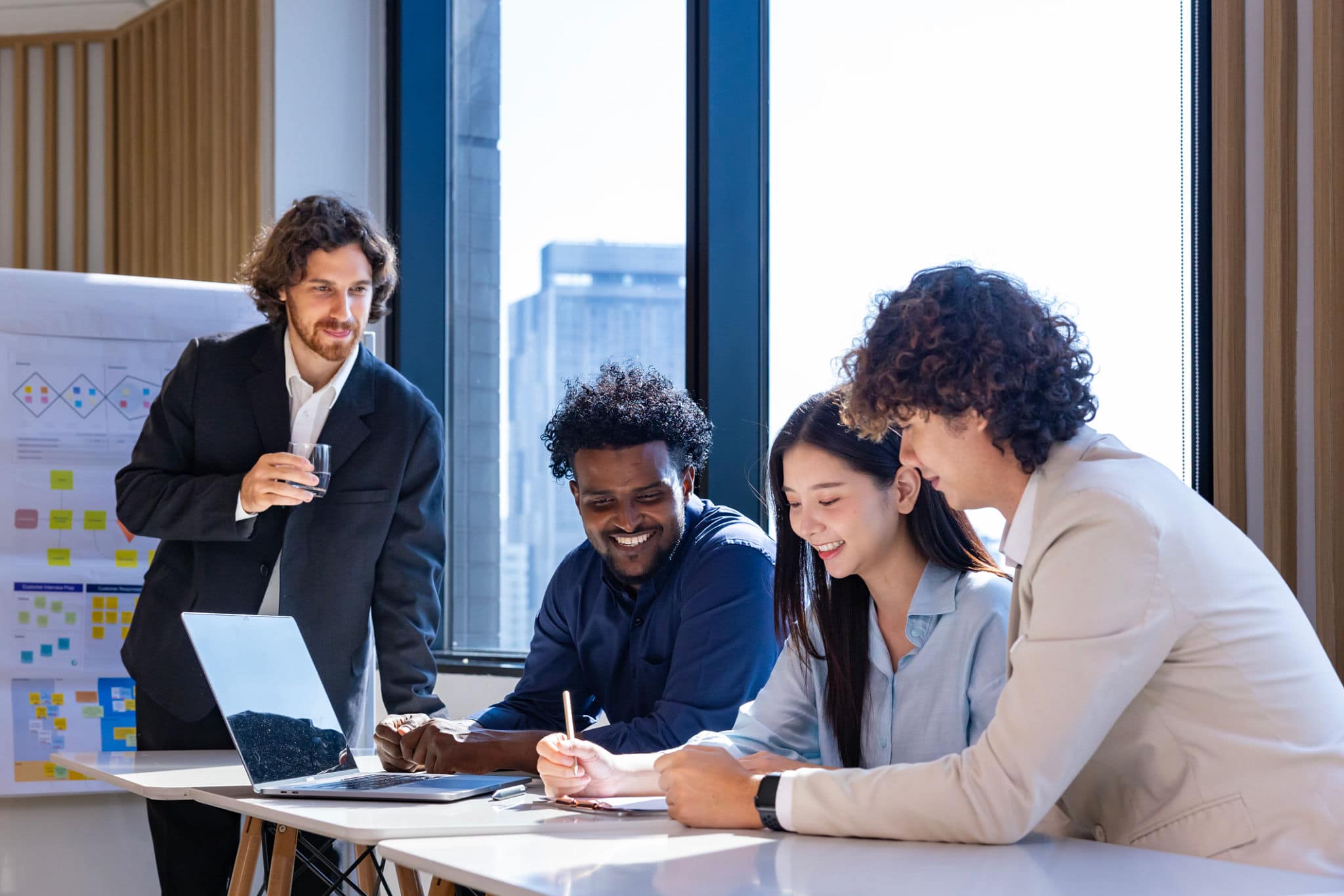Team di professionisti che pianifica il piano marketing immobiliare 2025 in ufficio
