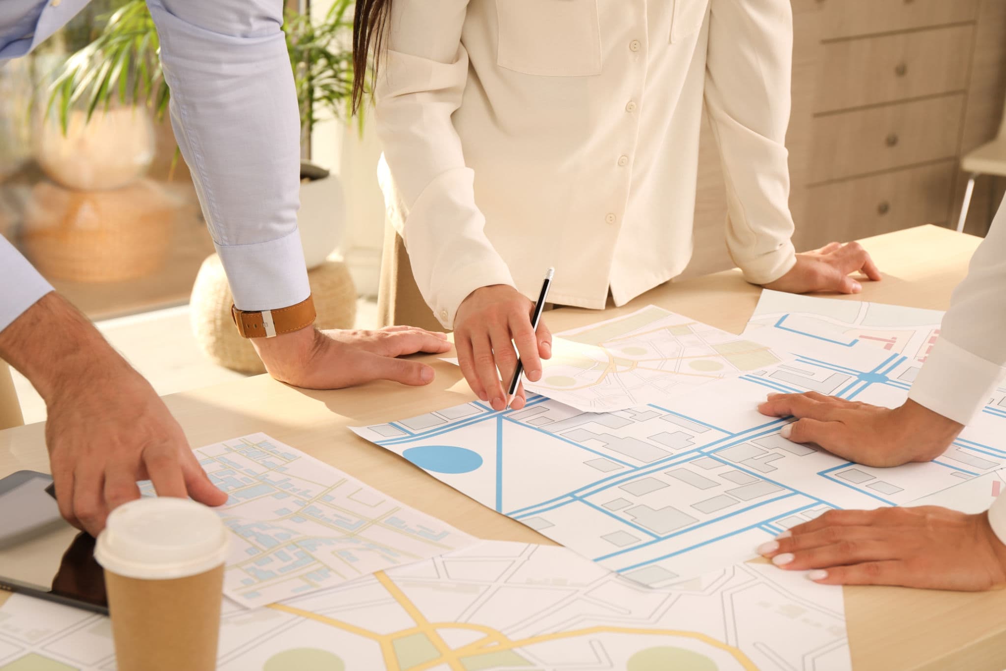 Posizionamento marketing immobiliare strategico per agenzie posizionamento marketing immobiliare agente analizza mappa di mercato