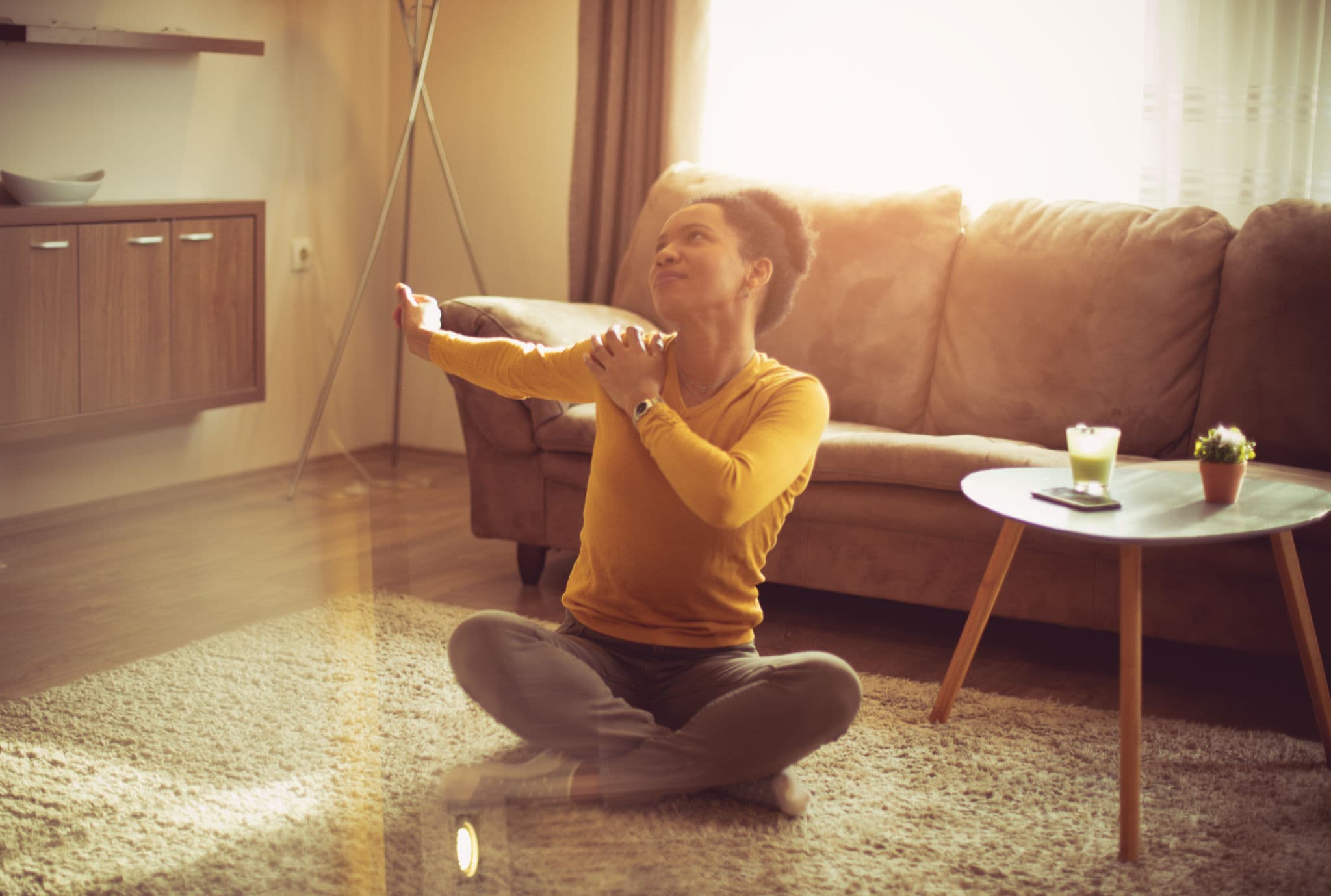 Donna over 40 che pratica respirazione profonda per ridurre gonfiore emotivo