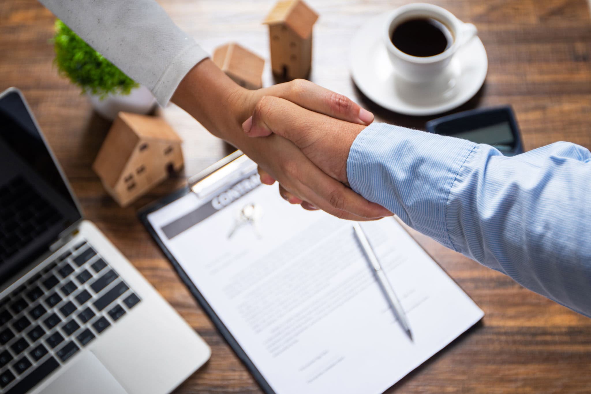 Riprova Sociale nel Marketing Immobiliare Agente immobiliare stringe la mano a un cliente soddisfatto dopo la vendita