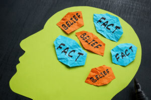 Illustrazione di una mente con post-it FACT e BIAS che rappresenta i bias cognitivi immobiliare e l’influenza sulla decisione del venditore