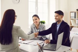 agente immobiliare che stringe la mano a un venditore durante un incontro professionale per costruire fiducia