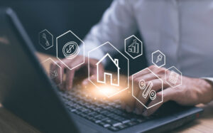 agente immobiliare utilizza interfaccia digitale con icone di case e reti neurali per strategie di neuro marketing