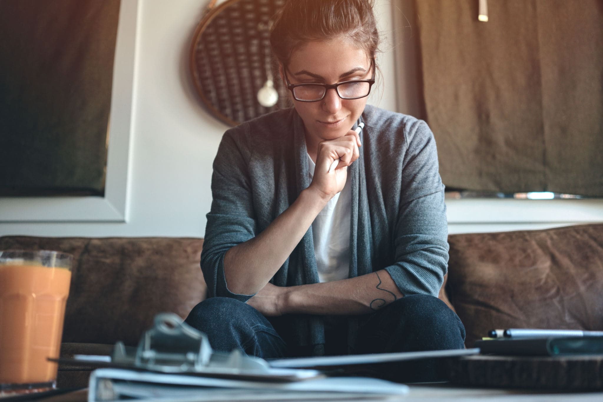 venditrice che valuta documenti durante il processo decisionale immobiliare