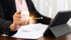 Agente immobiliare gestisce recensioni e reputazione digitale online su tablet con valutazioni a 5 stelle