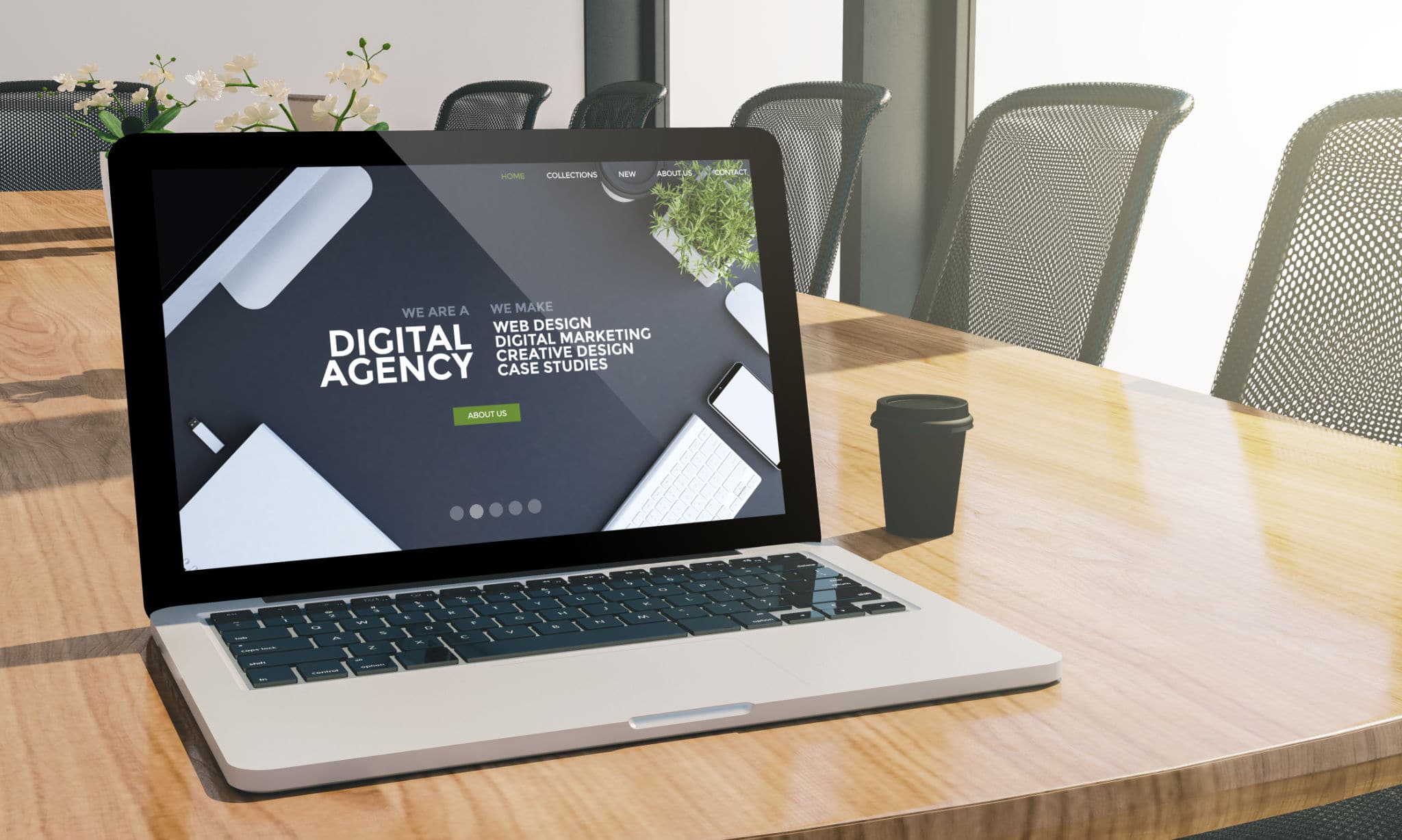 agente immobiliare analizza la reputazione digitale del proprio brand su laptop