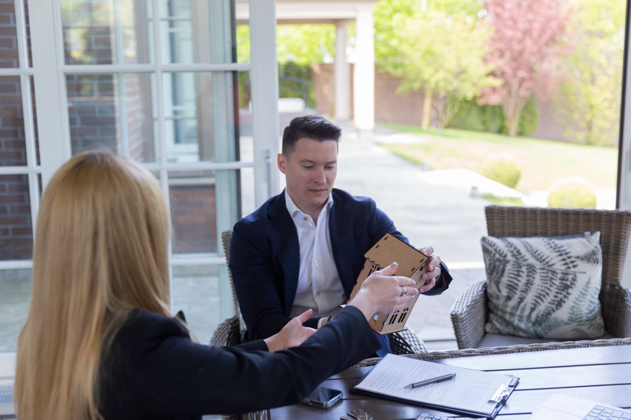 agente immobiliare osservato dal venditore nei primi secondi dell’incontro