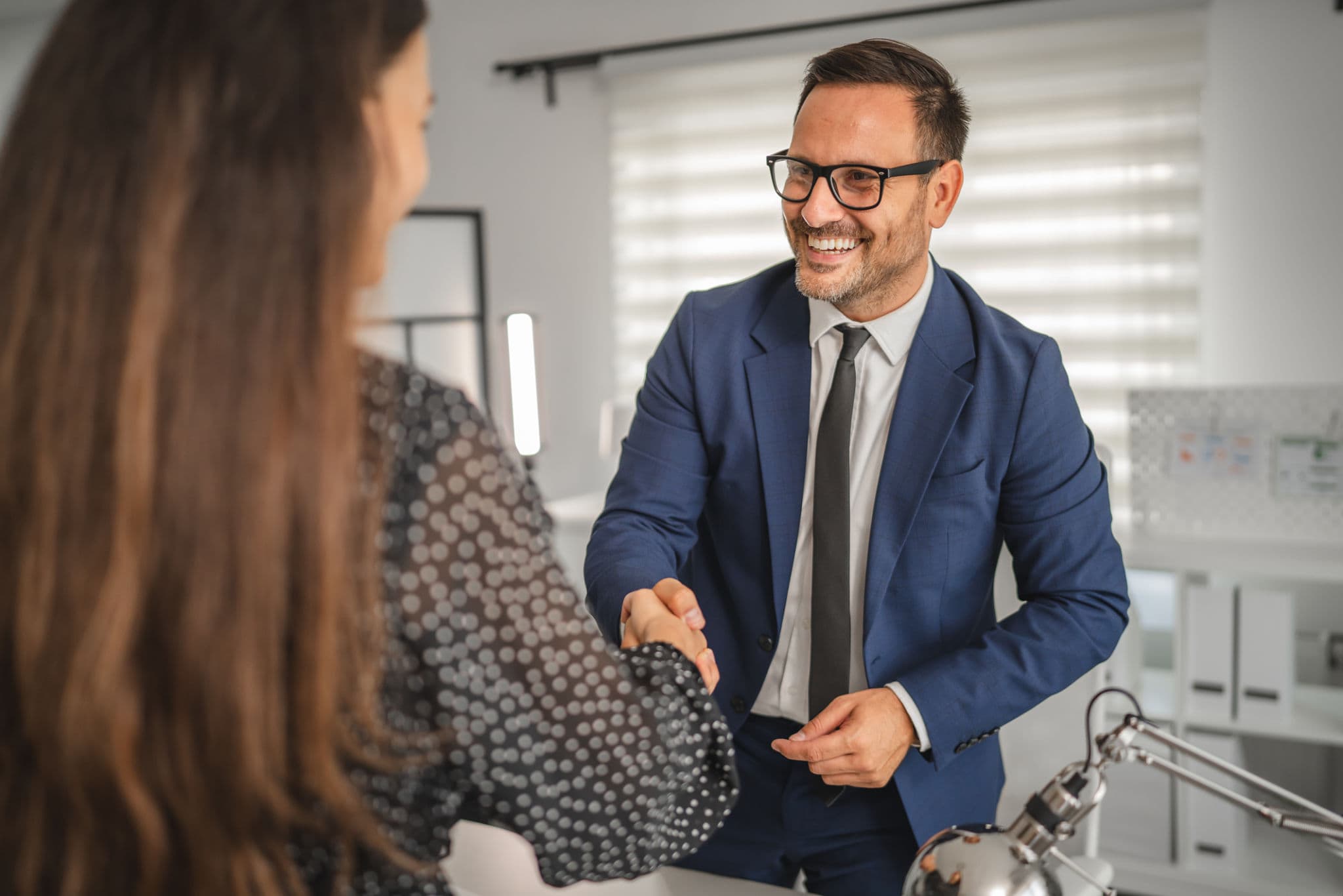 agente immobiliare valutato dal venditore attraverso i segnali psicologici nei primi secondi dell’appuntamento