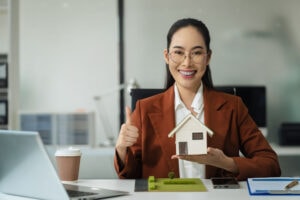 agente immobiliare professionale che comunica valore percepito durante una consulenza