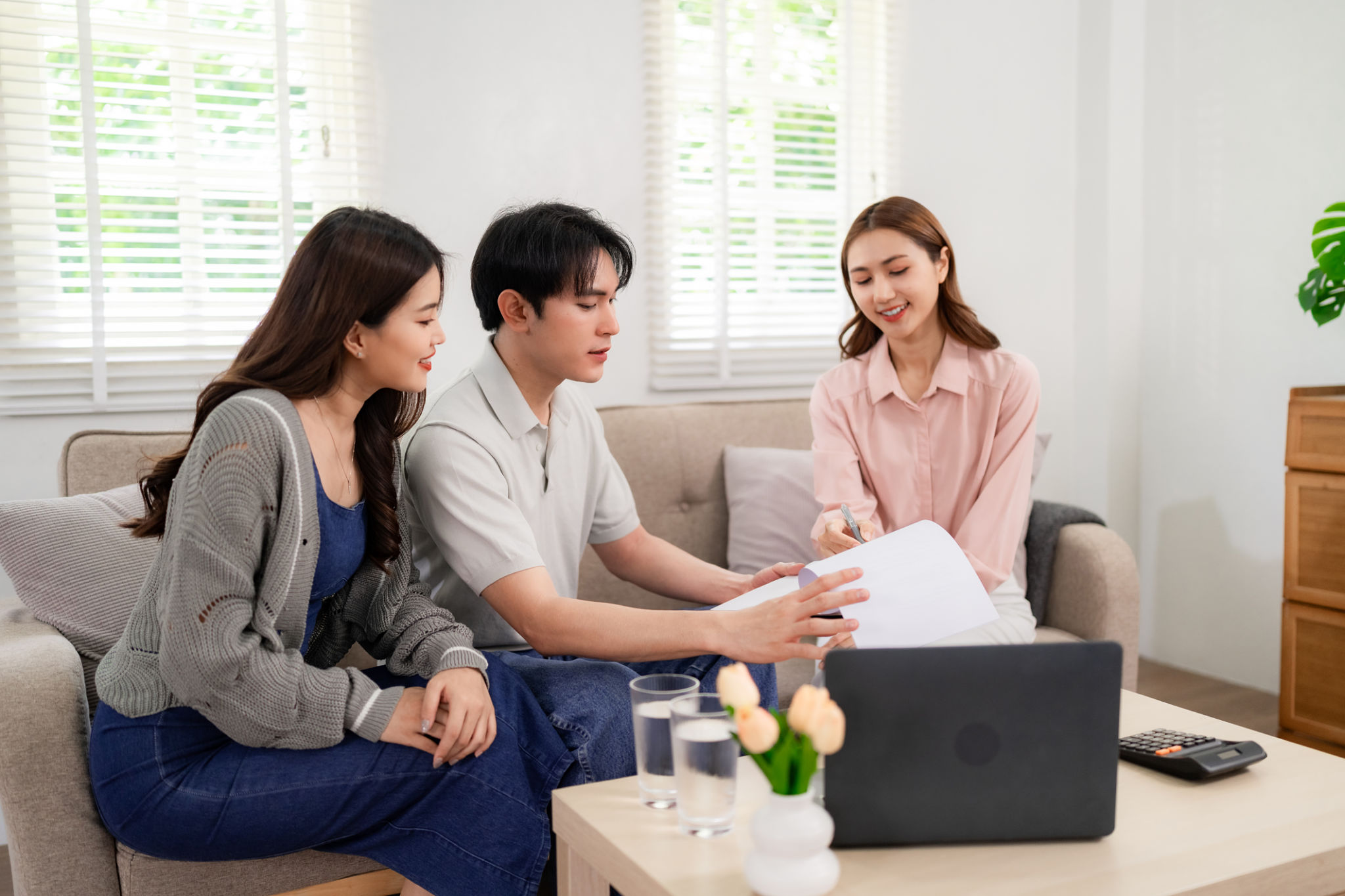 dominanza morbida agente immobiliare durante consulenza con venditori, guida calma e struttura
