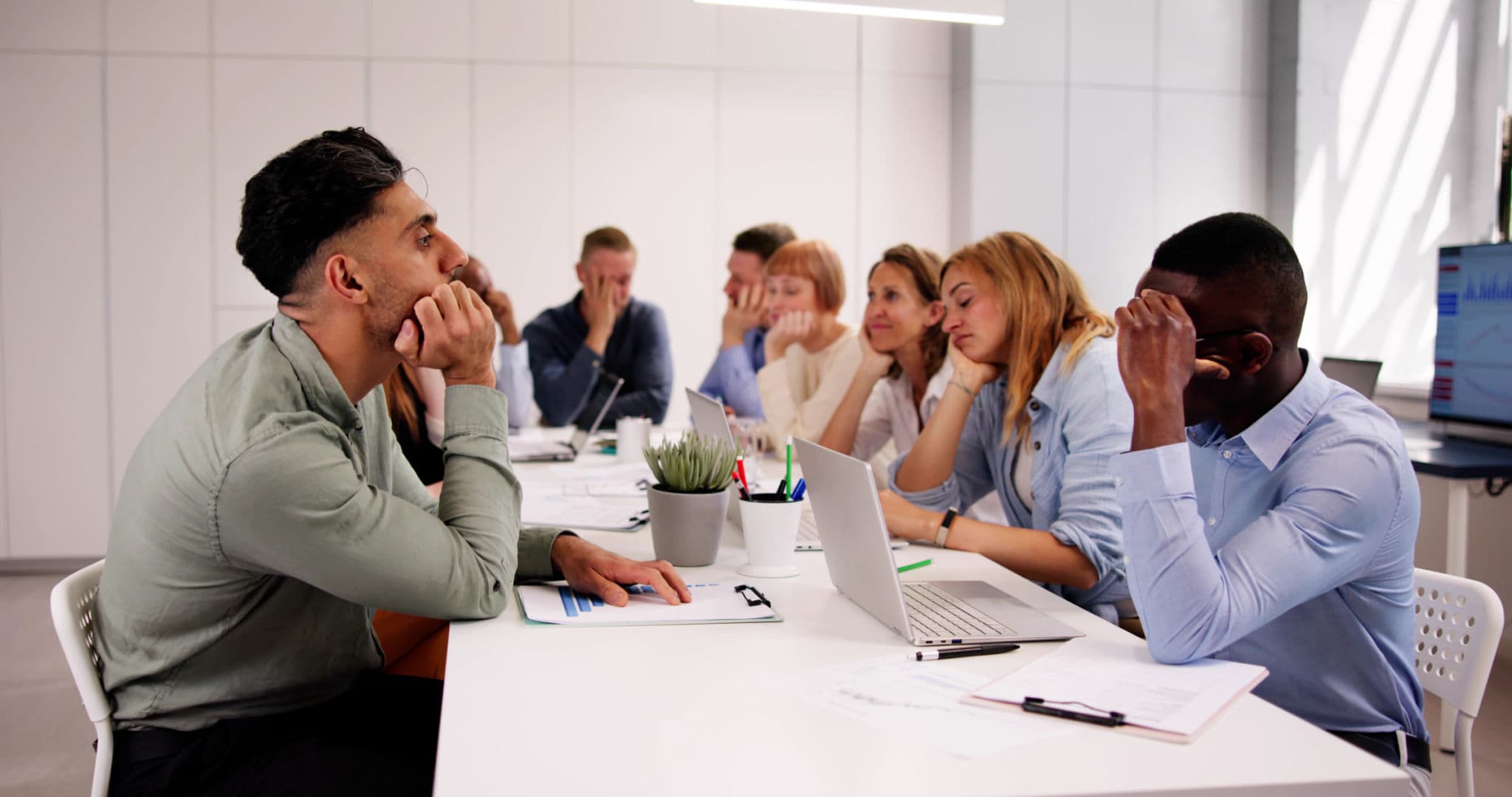 agente immobiliare che parla troppo e perde fiducia del venditore