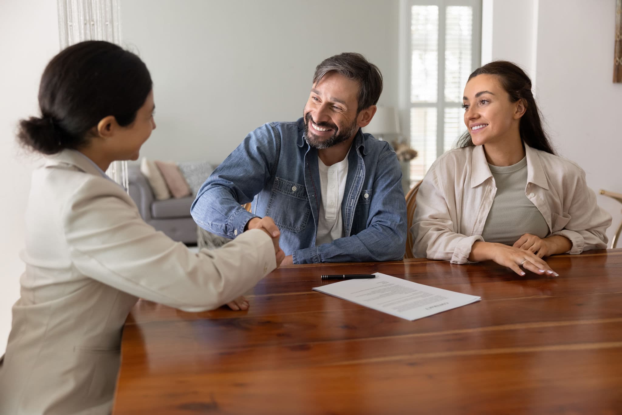 fiducia immediata venditore immobiliare: consulenza tra agente e proprietario con discussione chiara dei passaggi