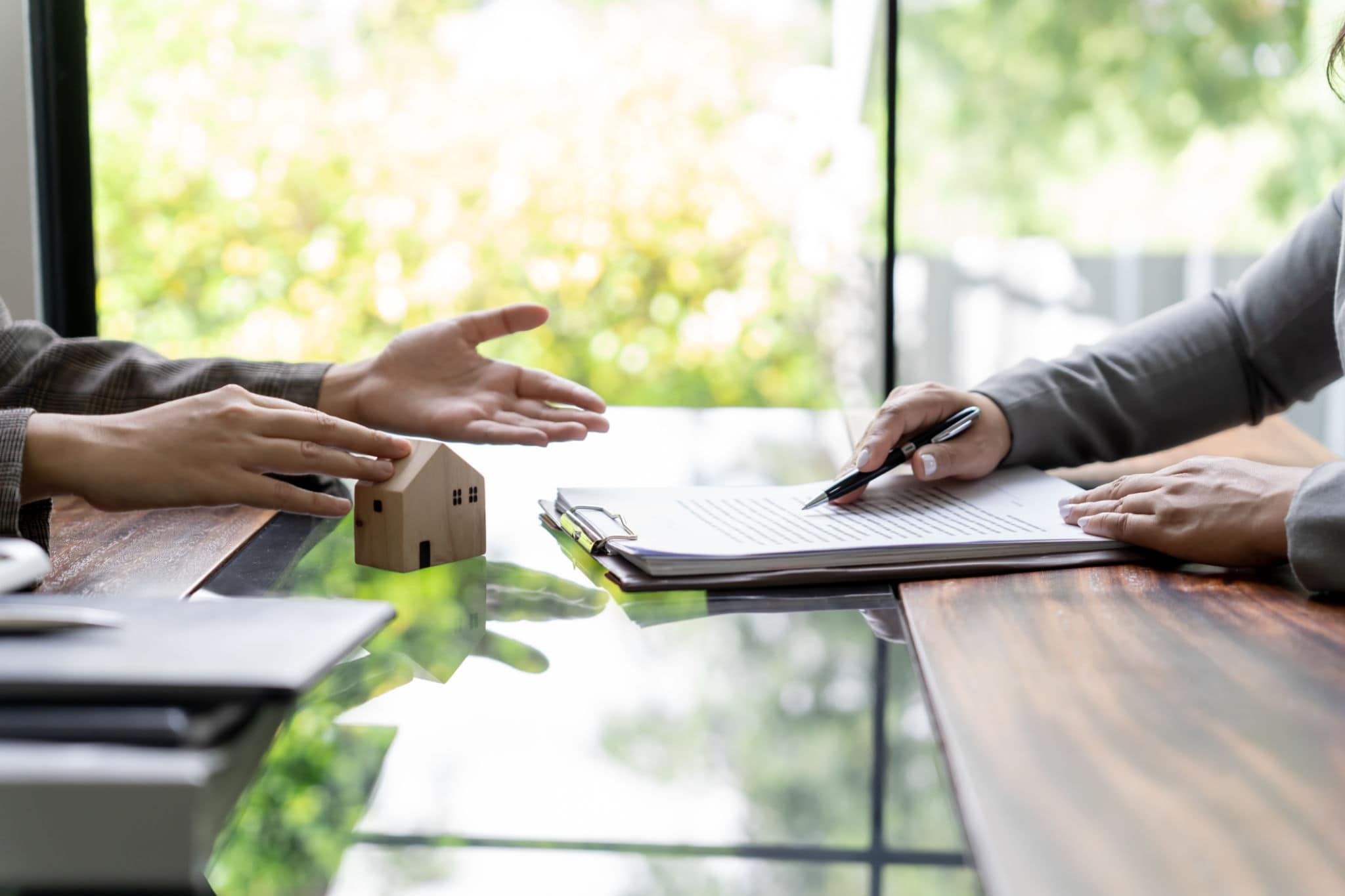 venditore firma l’incarico immobiliare dopo aver scelto l’agente