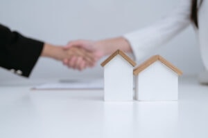 percezione agente immobiliare durante accordo finale con venditore e stretta di mano