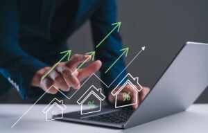 advertising immobiliare con strategia di campagne su laptop e icone immobiliari che indicano crescita e controllo del budget